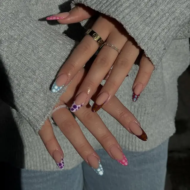 Mandelnägel in Nude mit bunten Mix-and-Match-Designs
