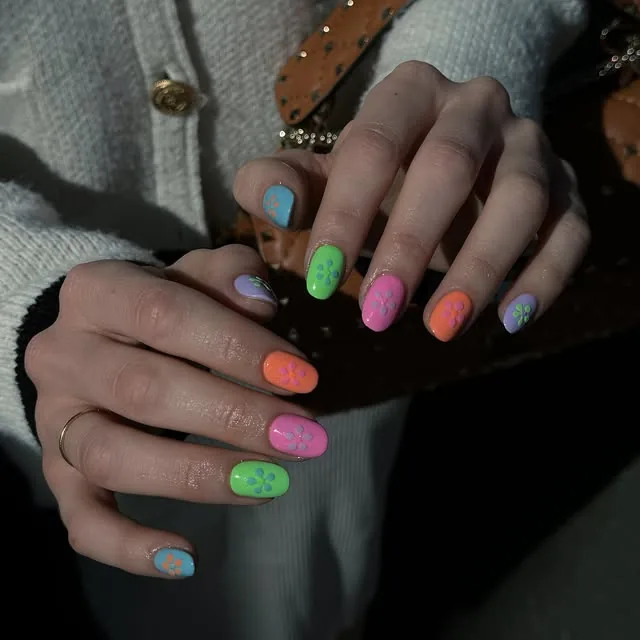 Kurze Nägel in bunten Neonfarben