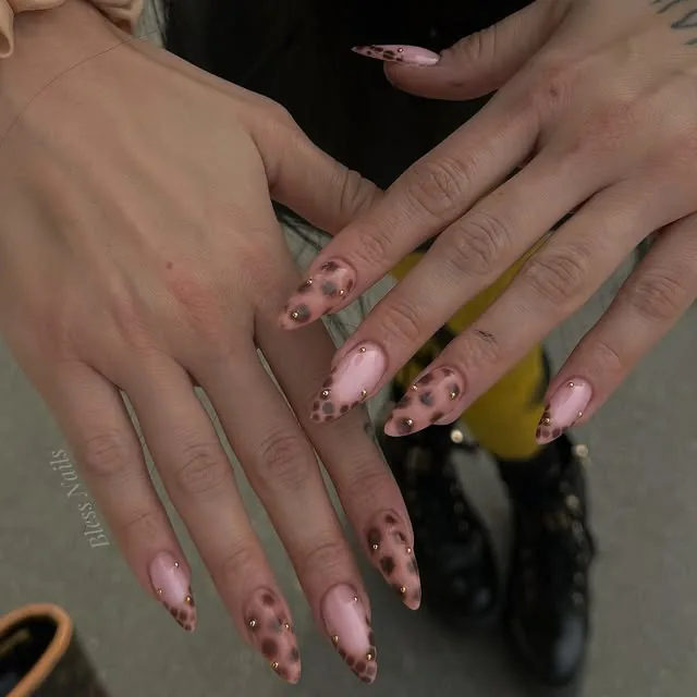 Mandelnägel in Rosé mit Leoparden-Muster und Glitzer