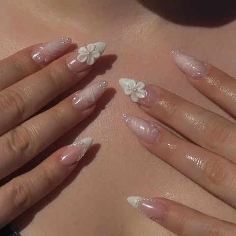 Mandelnägel in Nude mit weissen 3D-Blüten