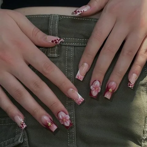 Gelnägel mit bordeauxroten Details und Blumen-Nail-Art