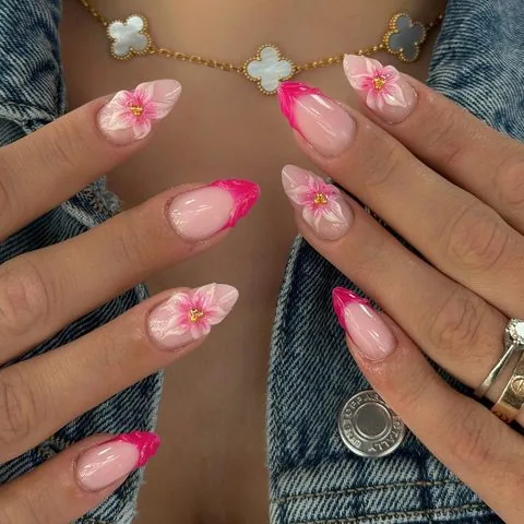 Gelnägel mit pinken French Tips und gemalten Blüten