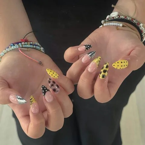 Verspielte Nail Art mit gelben Punkten und Mustern