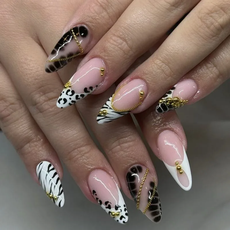 Nail Art mit Animal-Print, Zebra-Muster und goldenen Akzenten