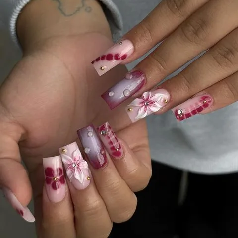 Rosa Nail Art mit Airbrush-Effekt, Blüten und Strasssteinen auf langen eckigen Nägeln