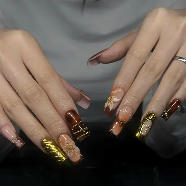 Lange eckige Nägel in Schildpatt-Optik und Gold-Chrome mit weissen 3D-Blüten