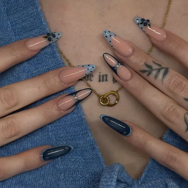 Lange Mandelnägel mit Heidelbeer-Motiv, hellblauen French Tips und Perlen