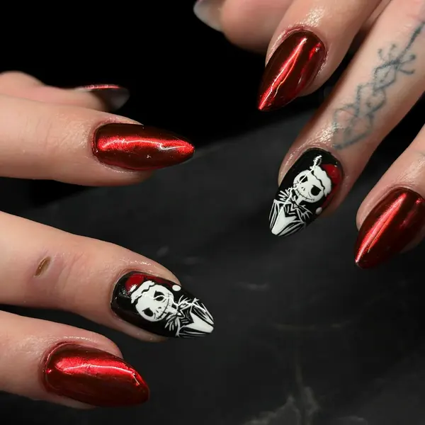 Mandelnägel in rotem Chrome-Look mit handgemaltem Weihnachtsmotiv