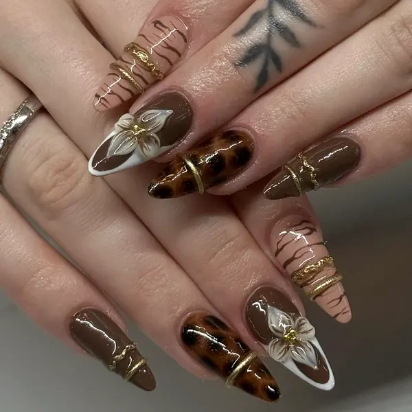 Mandelnägel in Schokoladenbraun und Schildpatt-Optik mit weissen 3D-Blüten und Goldakzenten