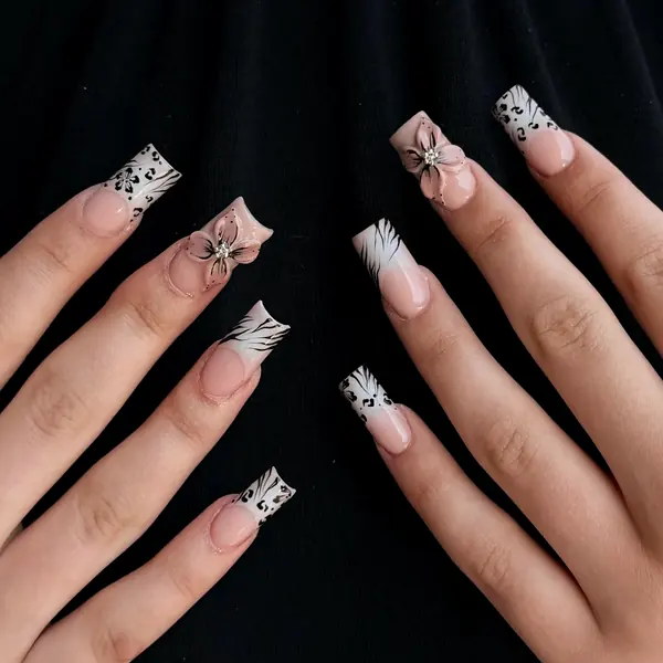 Lange eckige French Nails mit Leoparden- und Zebra-Muster sowie rosa 3D-Blüten