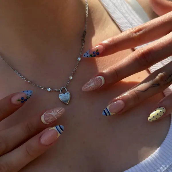 Sommerliche Mandelnägel mit Zitronen- und Heidelbeer-Motiven in Gelb und Blau
